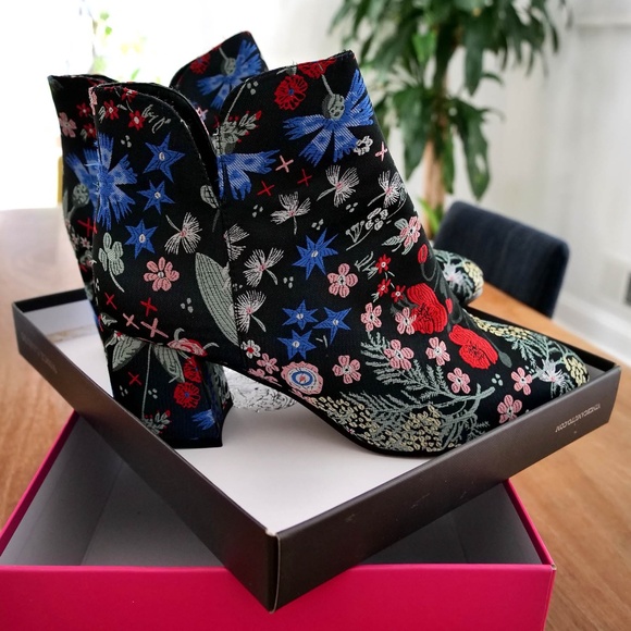 Vince Camuto Kassie Suede Boots, Wonderland 12W — NEW - Picture 4 of 11